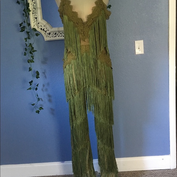 Previously owned and only worn twice. - Picture 5 of 8